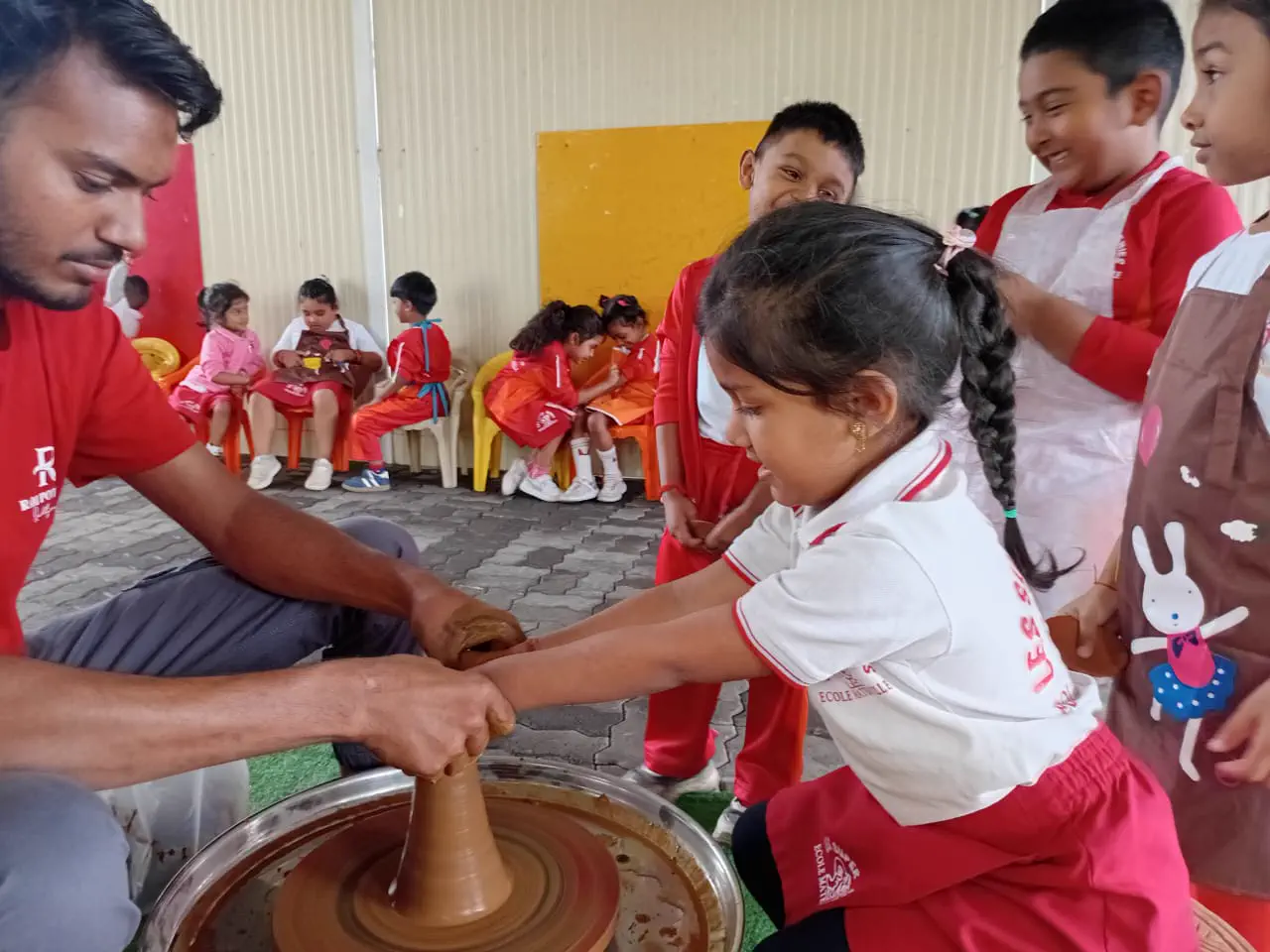 Ram Pottery demonstration at Les Super Génies Nursery School and Crèche